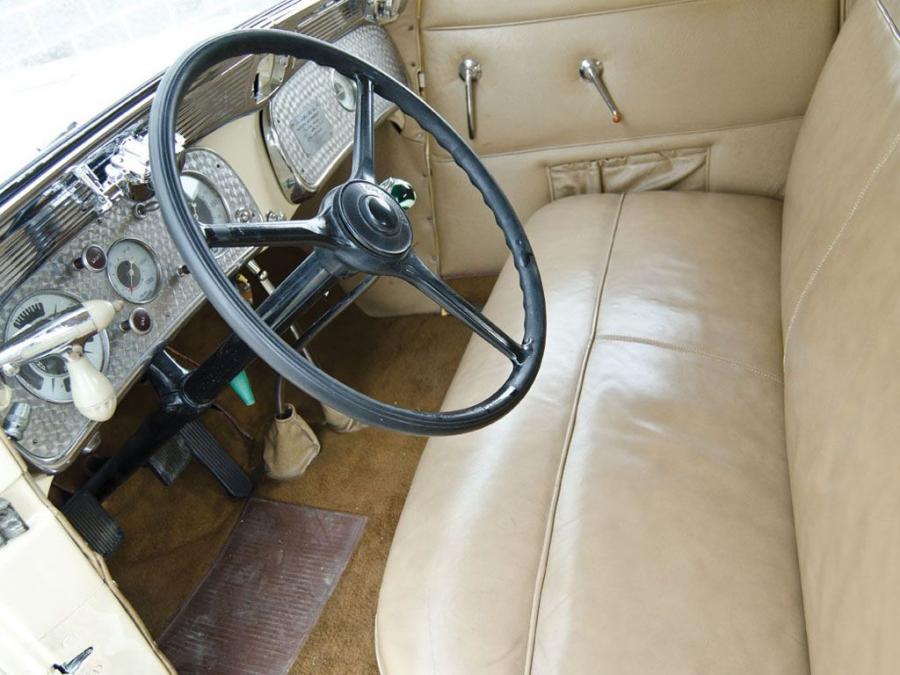 Интерьер Auburn 851 Supercharged Dual Ratio Cabriolet 1935 года  (фото 7 из 28)